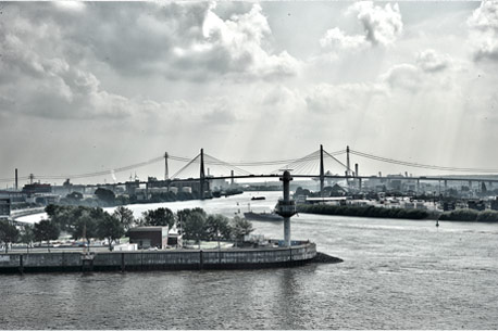 Blick auf die Elbe und die Köhlbrandbrücke